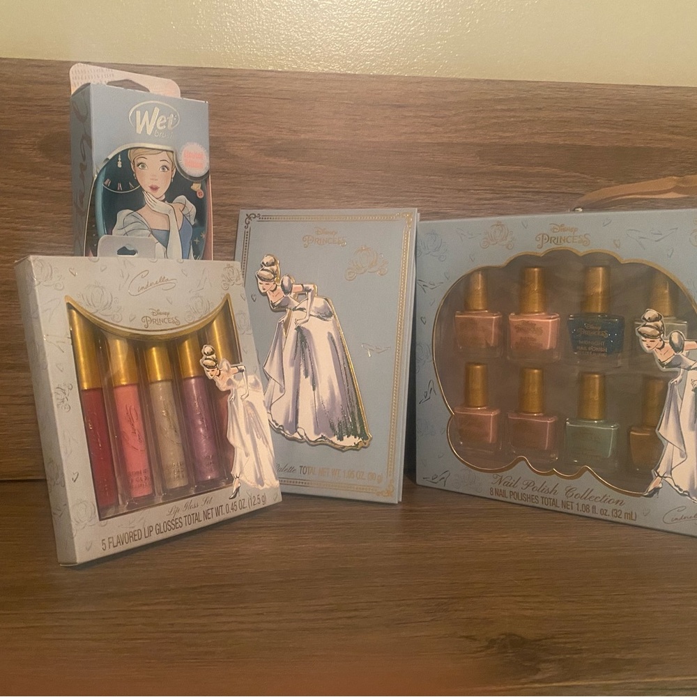 DISNEY CINDERELLA EYESHADOW PALETTE, NAIL POLISH COLLECTION, LIP GLOSS, BRUSH